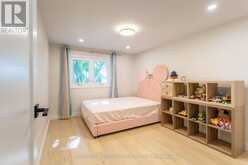 15 FOXGLOVE COURT | Markham Ontario | Slide Image Fifteen