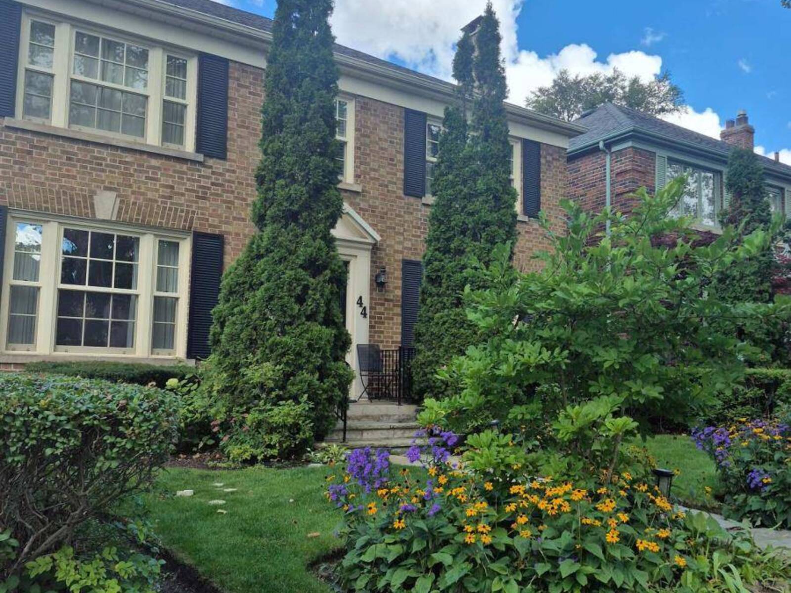 44 RIDGE HILL DRIVE, Toronto, Ontario M6C 2J4