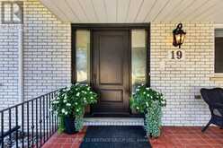 19 MEADOWBROOK CRESCENT | St. Catharines Ontario | Slide Image Four