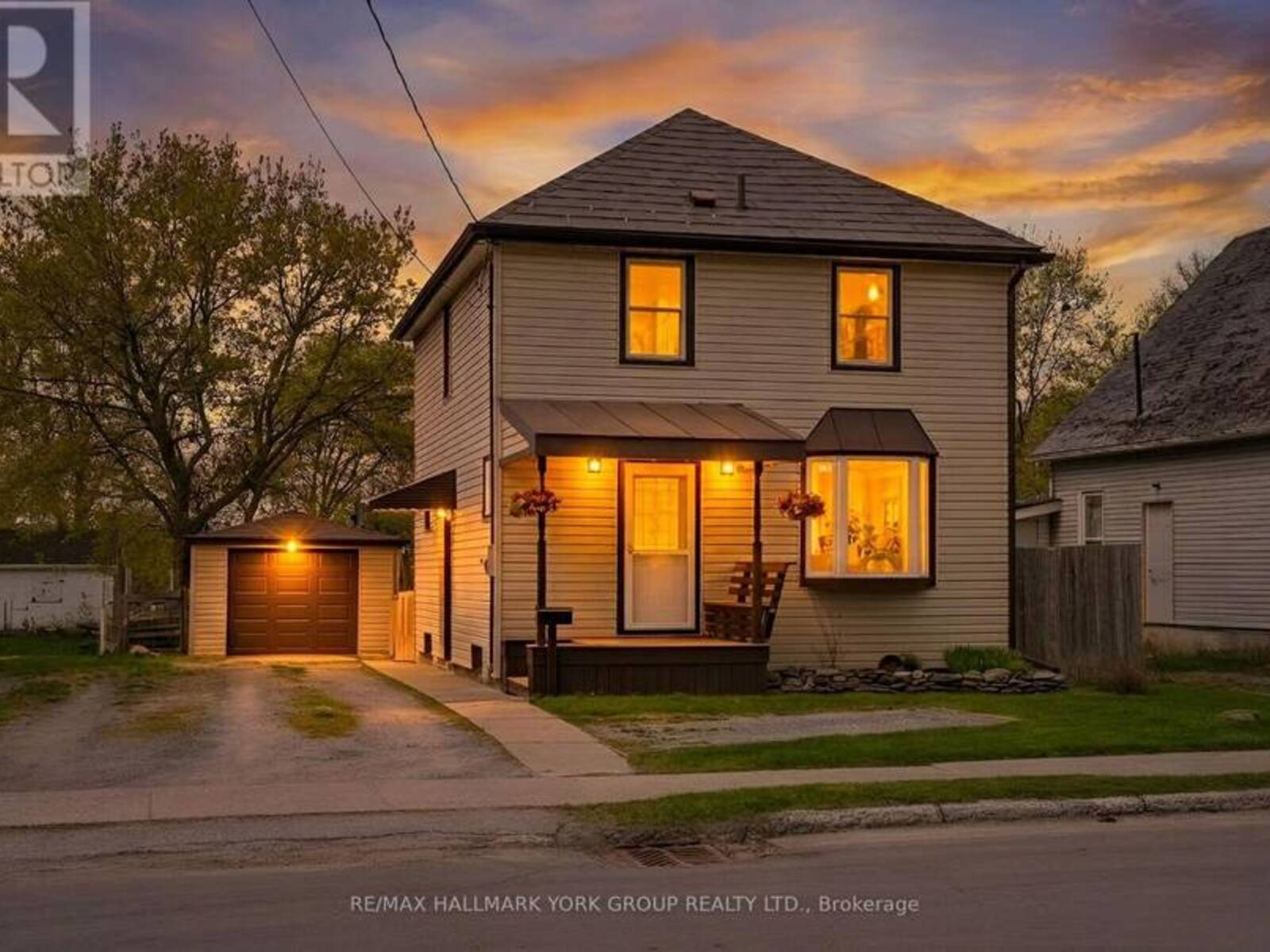 27 ST PAUL STREET, Lindsay, Ontario K9V 1S3
