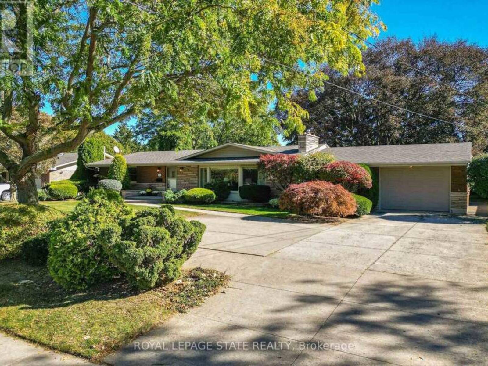 12 BAKER ROAD N, Grimsby, Ontario L3M 2W7