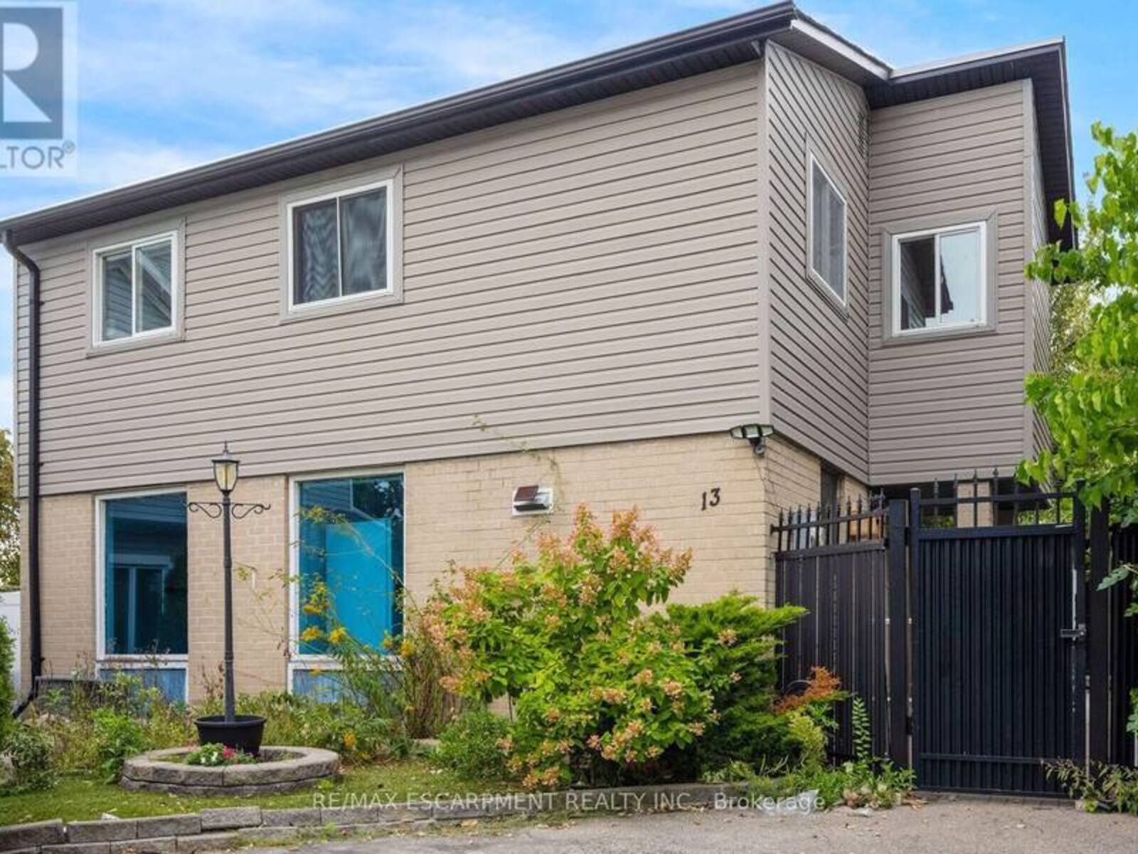 13 HOLMSTEAD COURT, Brampton, Ontario L6S 1R9