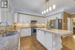 15 THEOBALDS CIRCLE | Richmond Hill Ontario | Slide Image Ten