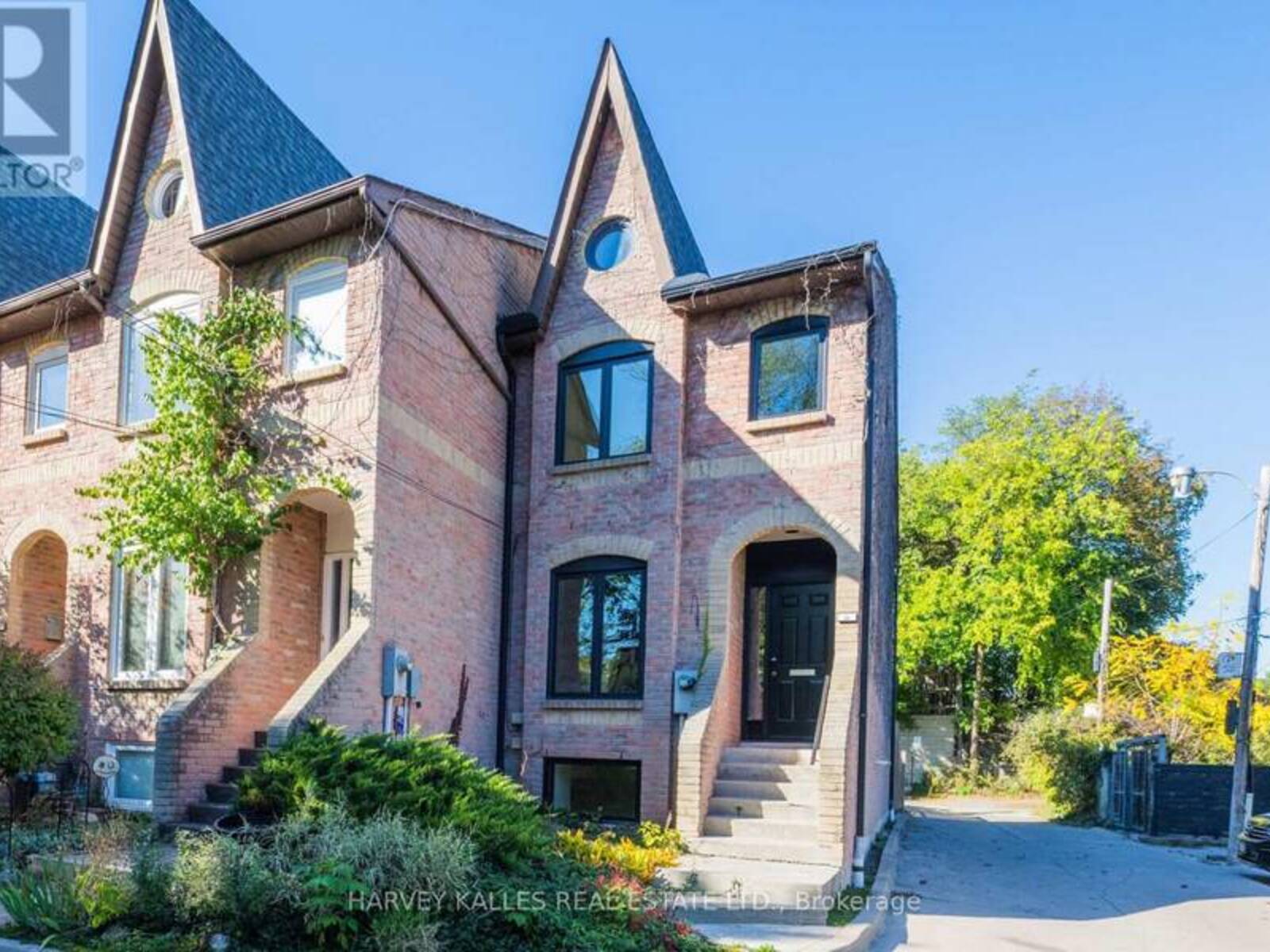 16 ST. JAMES COURT, Toronto, Ontario M4X 1X4