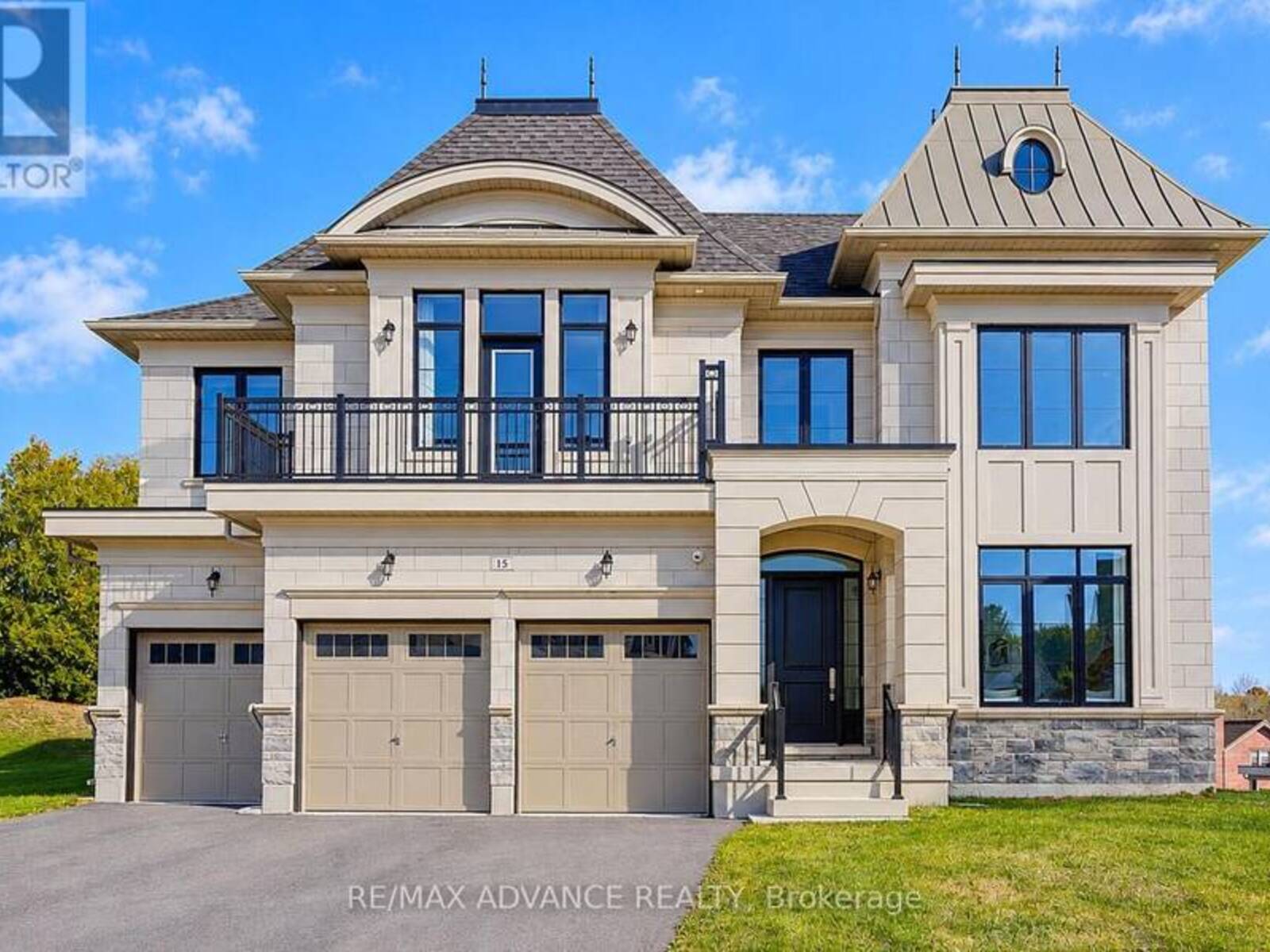 15 KENNETH CAMPBELL COURT, Aurora, Ontario L4G 5Z4