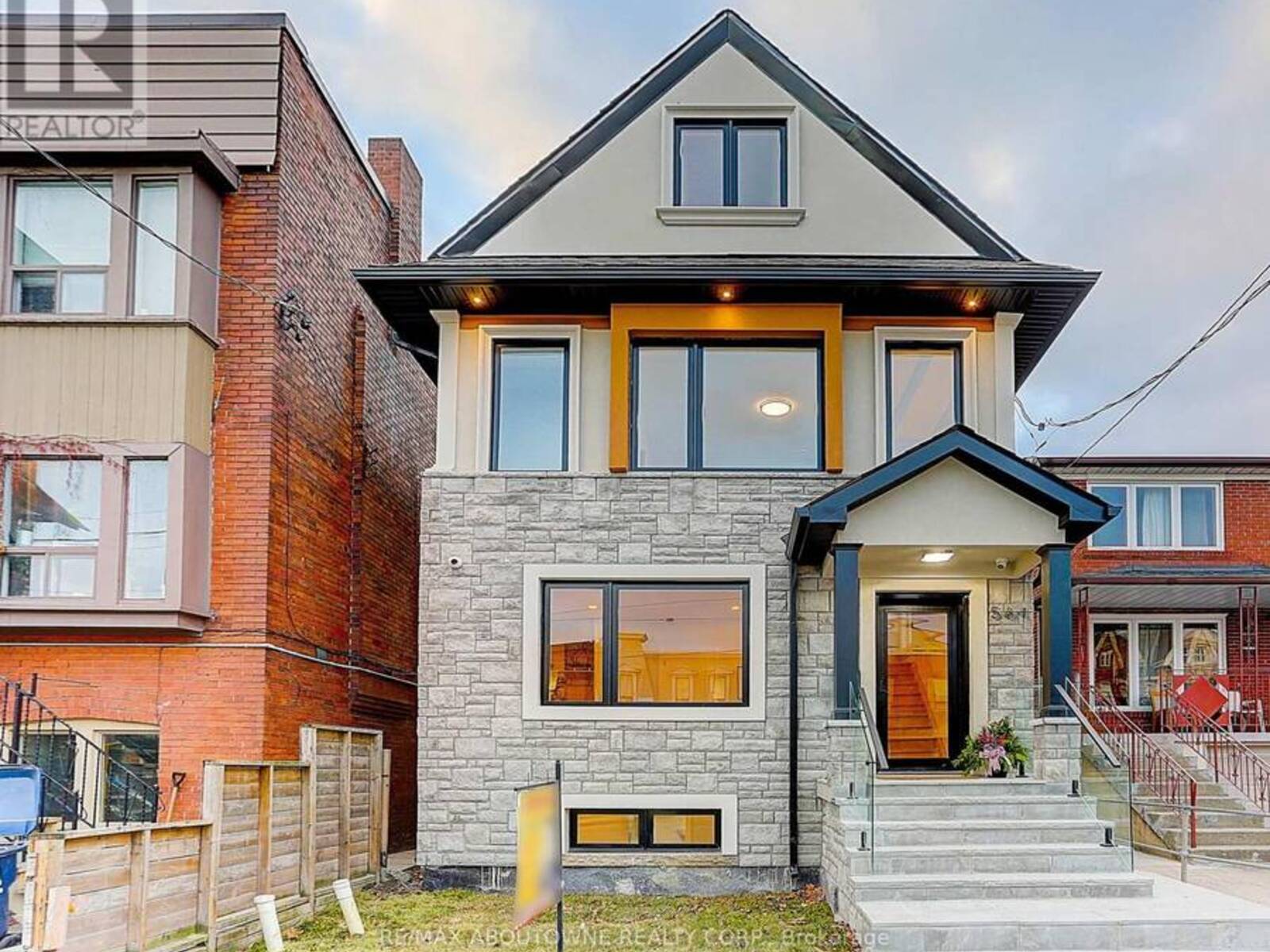 564 DUFFERIN STREET, Toronto, Ontario M6K 2A9