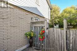 995 UPPER WELLINGTON STREET | Hamilton Ontario | Slide Image Forty