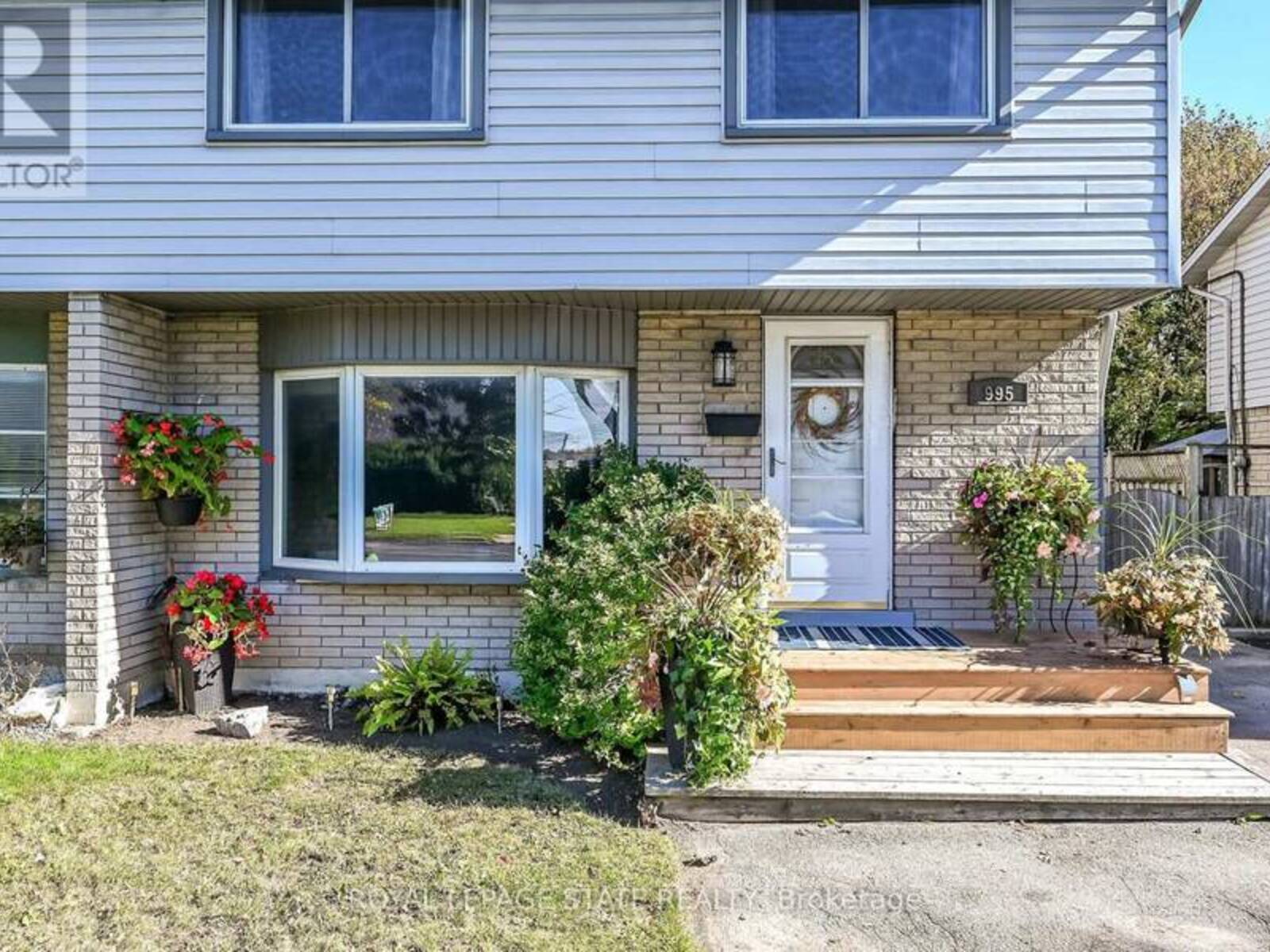 995 UPPER WELLINGTON STREET, Hamilton, Ontario L9A 3S4
