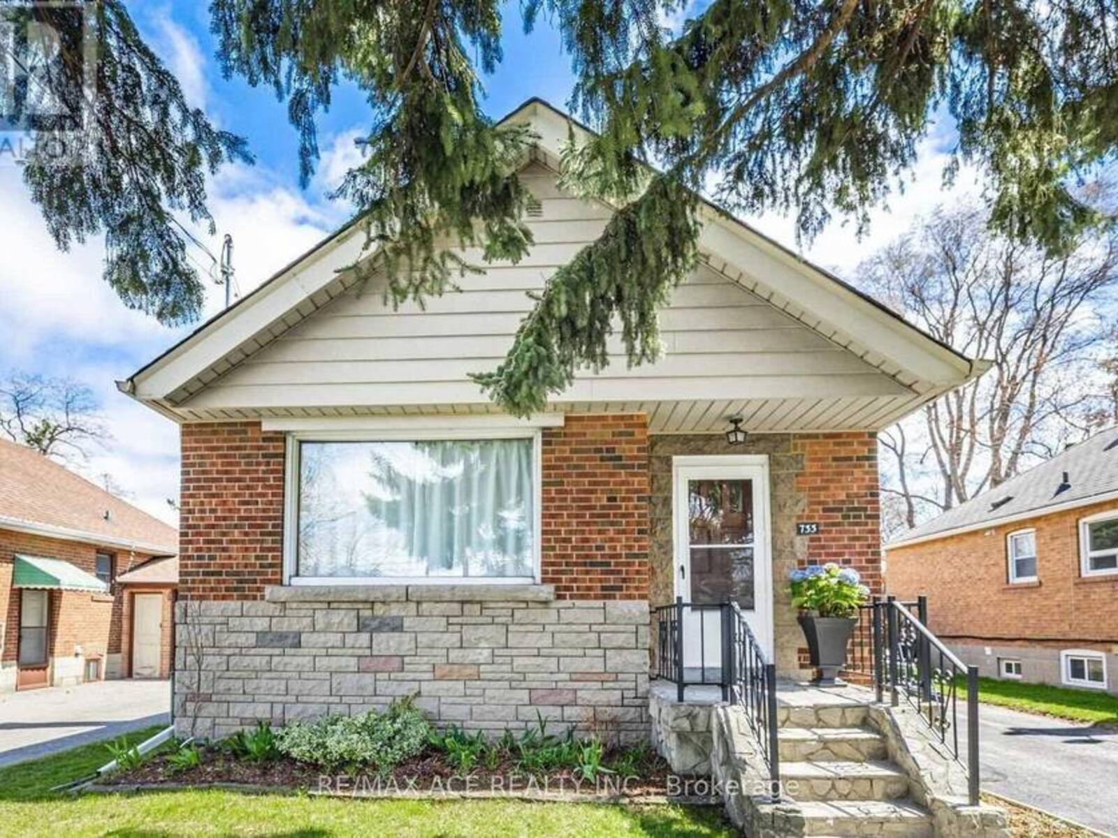 733 PHARMACY AVENUE, Toronto, Ontario M1L 3J4