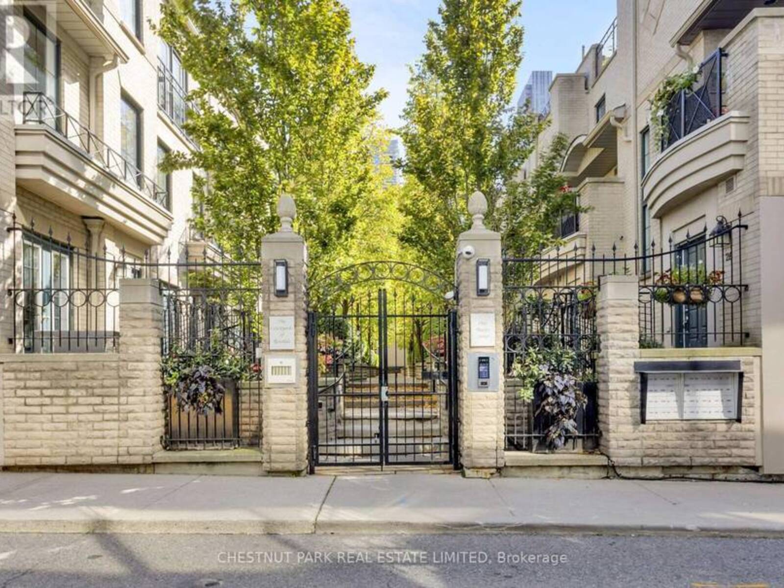 TH17 - 1 BAXTER STREET, Toronto, Ontario M4W 3W1
