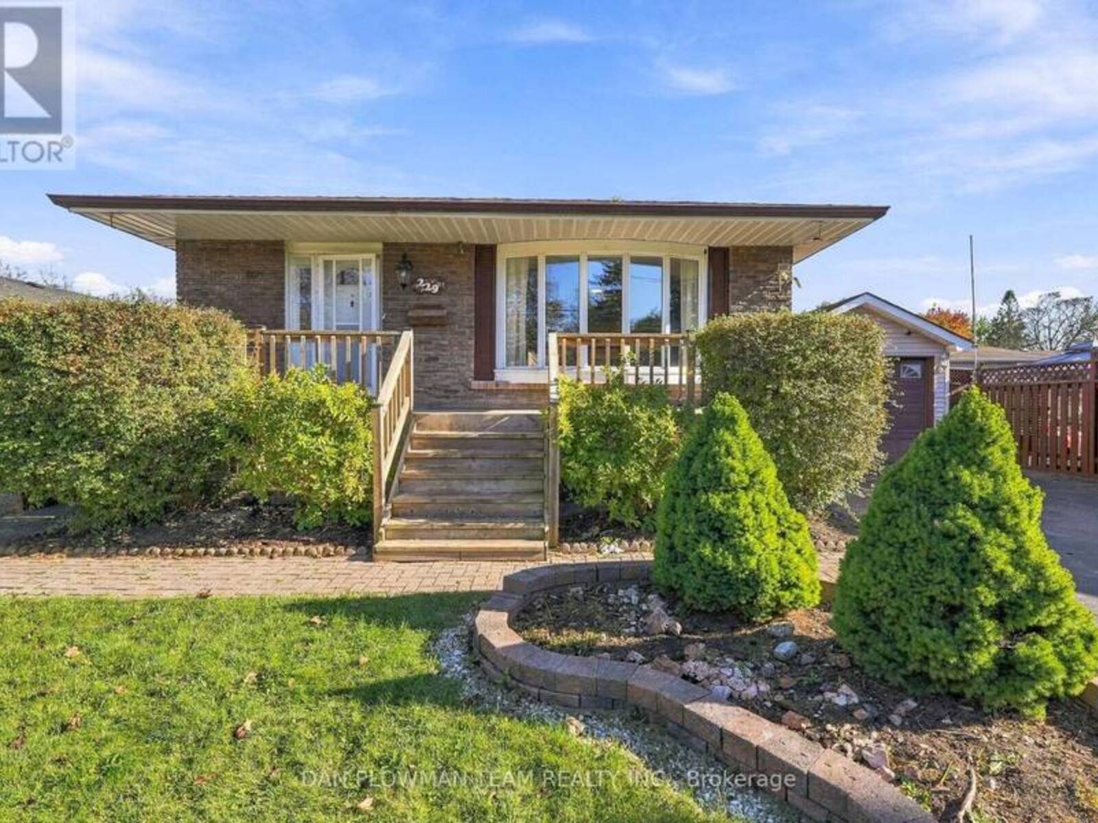229 PHILLIP MURRAY AVENUE, Oshawa, Ontario L1J 1G8