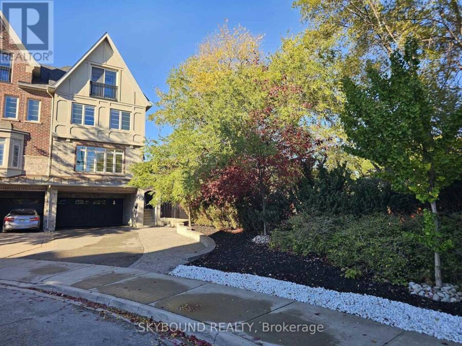 10 GALA LANE, Toronto, Ontario M8Y 0A9