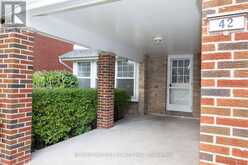42 PINEMEADOW BOULEVARD | Toronto Ontario | Slide Image Five