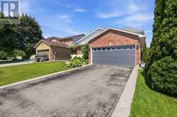 7 ROCKHAVEN LANE | Hamilton Ontario | Slide Image Two