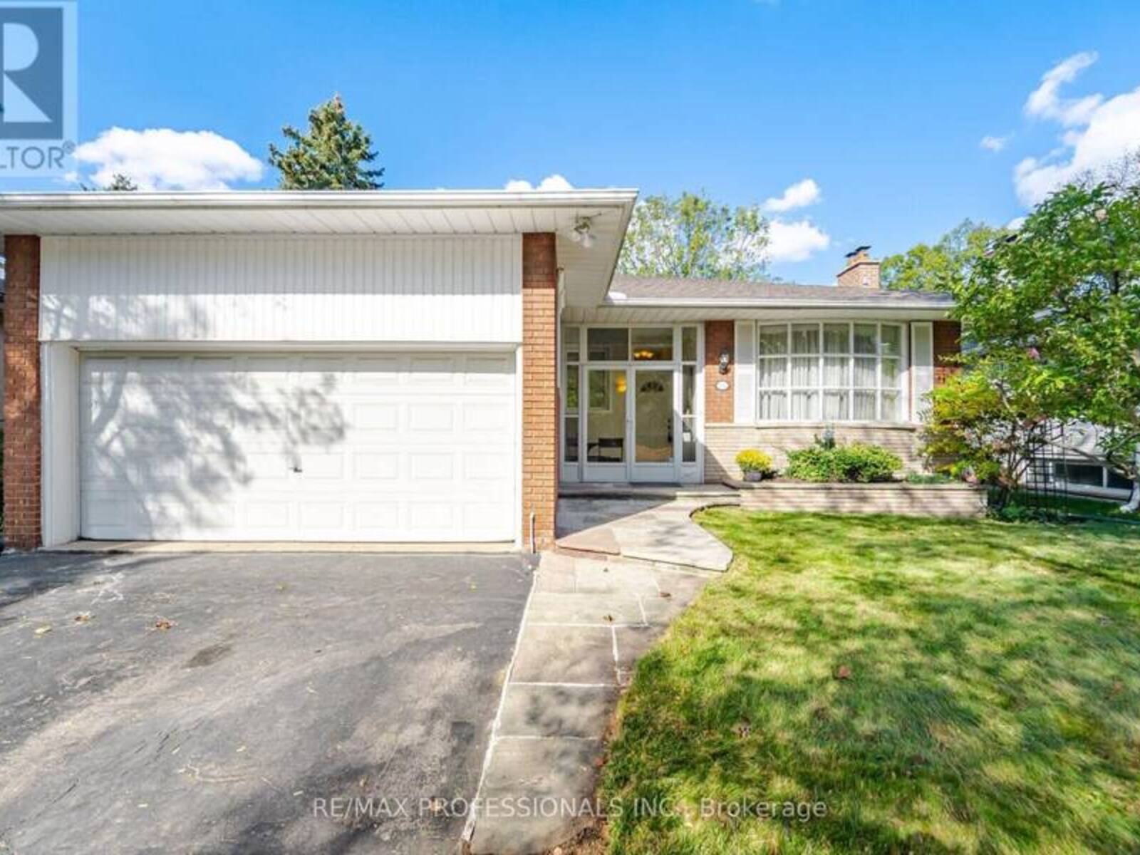 14 STRATHDEE DRIVE, Toronto, Ontario M9R 1A4