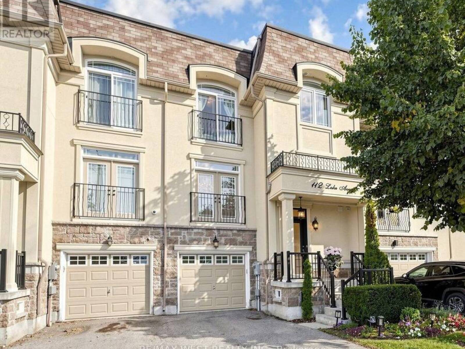 112 LAKE AVENUE, Richmond Hill, Ontario L4E 3G6