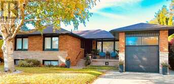 8 LAURELWOOD CRESCENT | Toronto Ontario | Slide Image Three