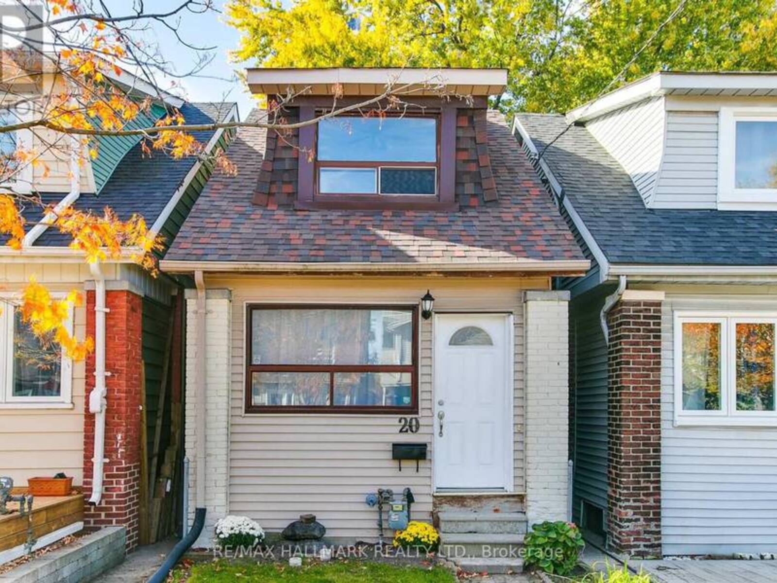 20 KELVIN AVENUE, Toronto, Ontario M4C 5C8