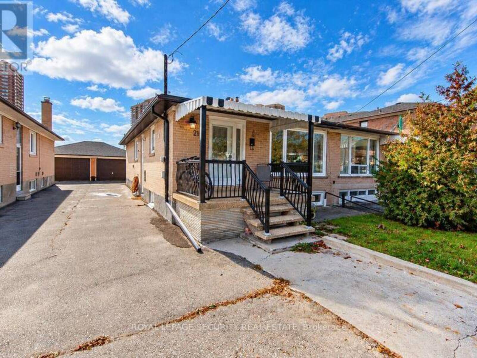 21 NEAMES CRESCENT, Toronto, Ontario M3L 1K8