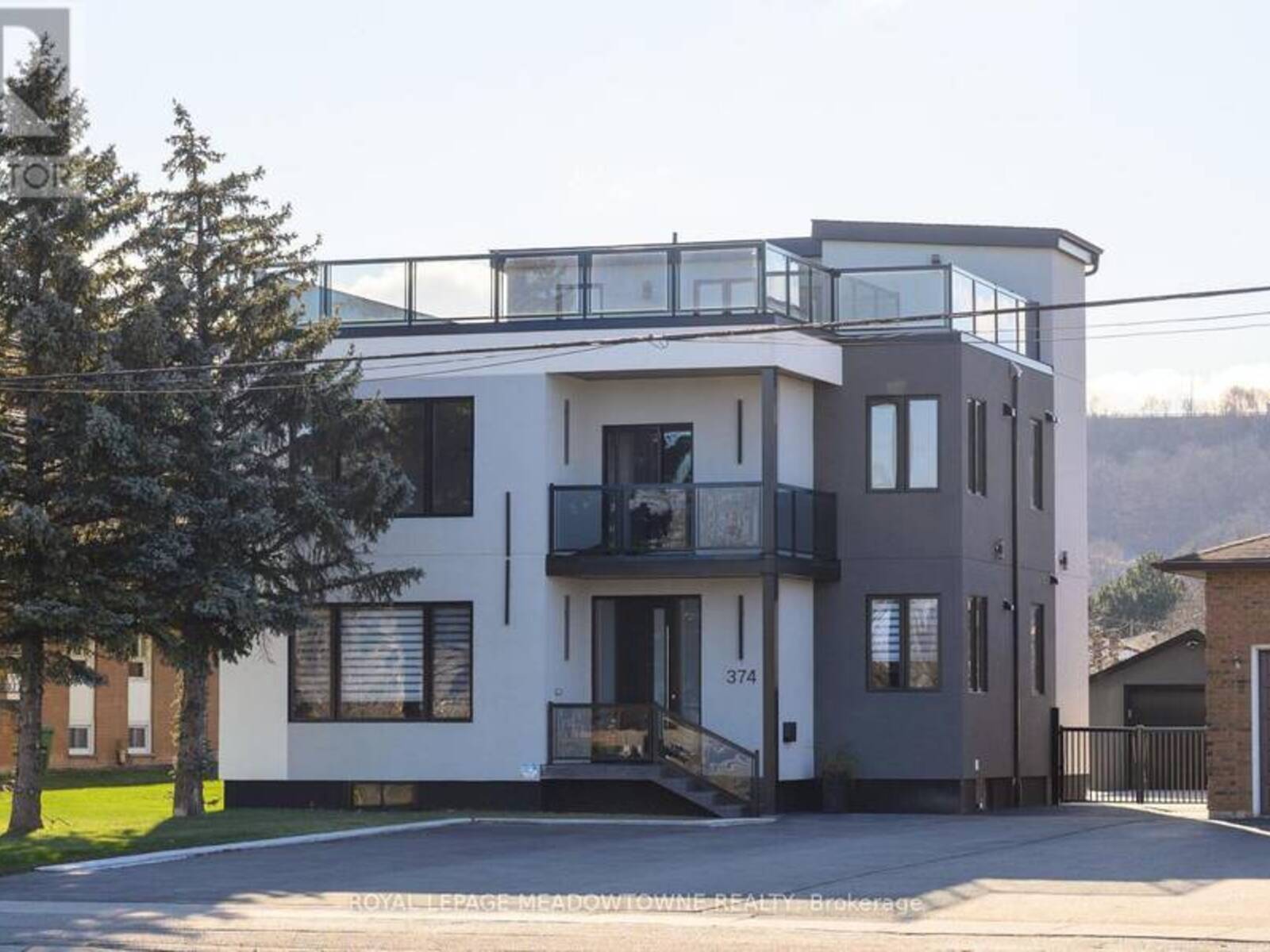 374 HIGHWAY 8, Hamilton, Ontario L8G 2E8