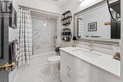 8 HATTIE COURT | Georgina Ontario | Slide Image Sixteen