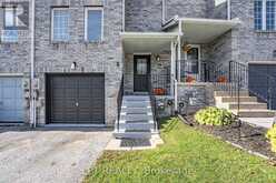 8 HATTIE COURT | Georgina Ontario | Slide Image Two