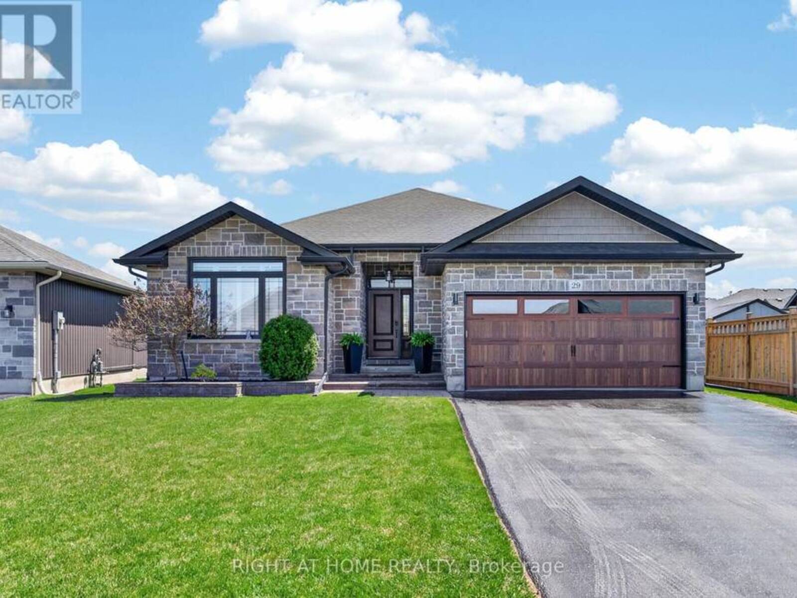 29 WOODBURN DRIVE, Quinte West, Ontario K8V 0E1