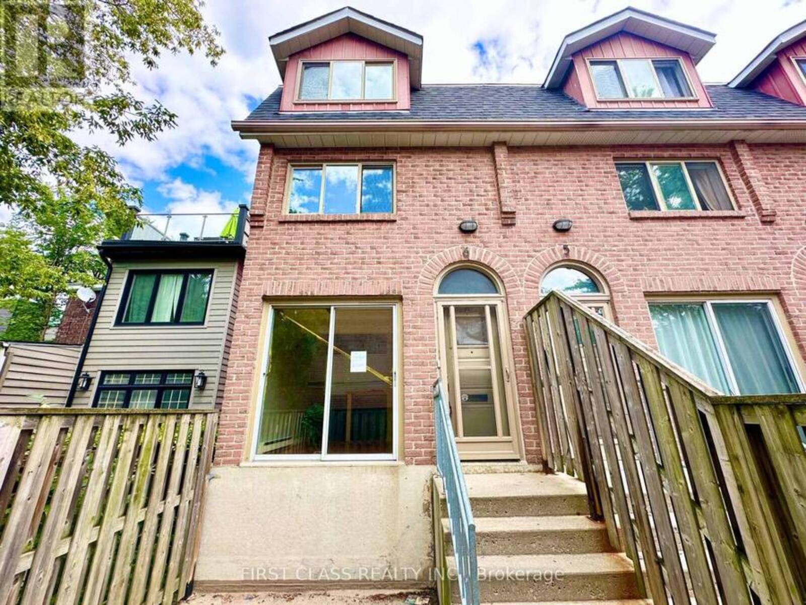 6 - 32 CURZON STREET, Toronto, Ontario M4M 3B4