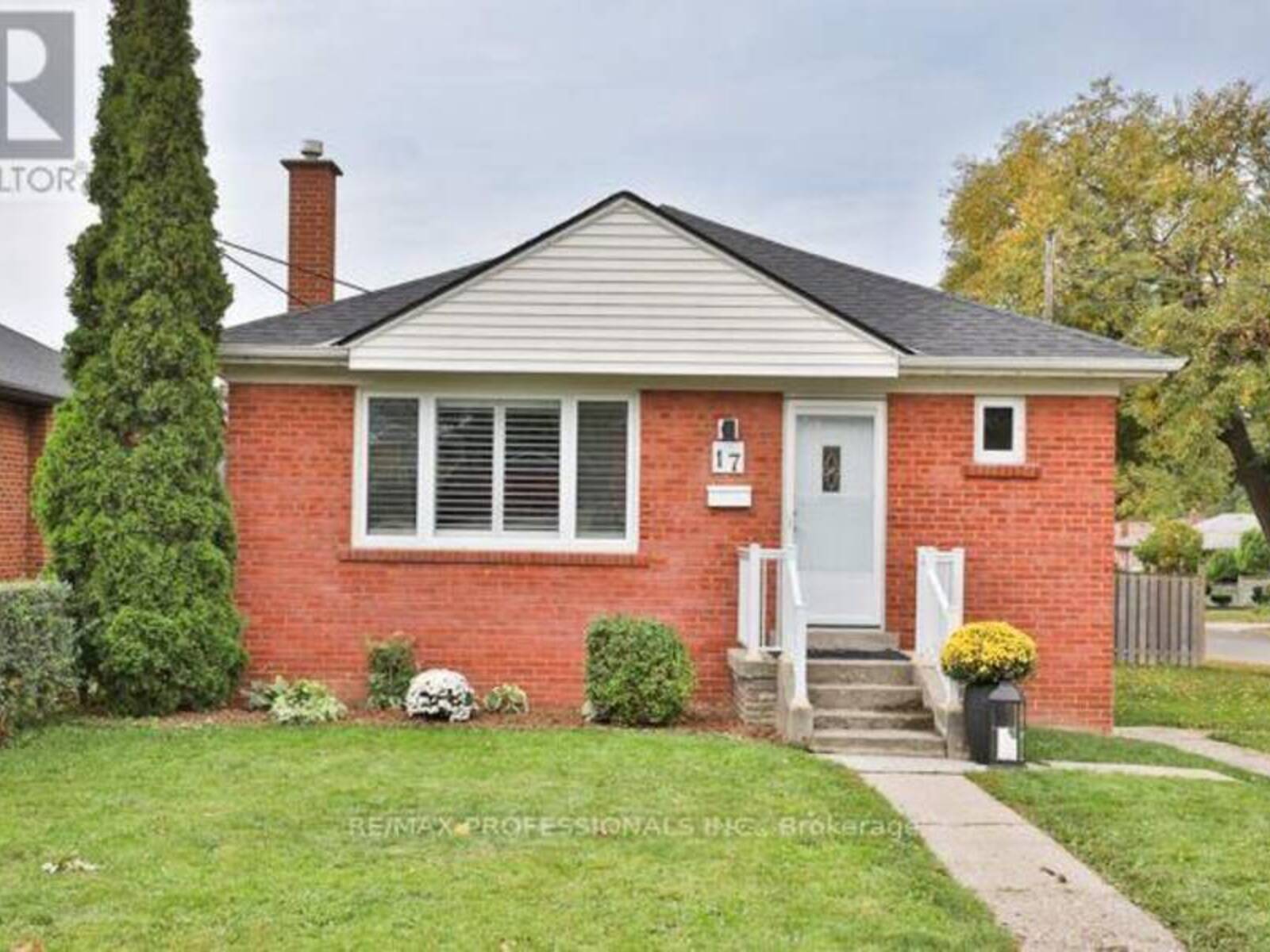 17 LONEY AVENUE, Toronto, Ontario M3L 1G4