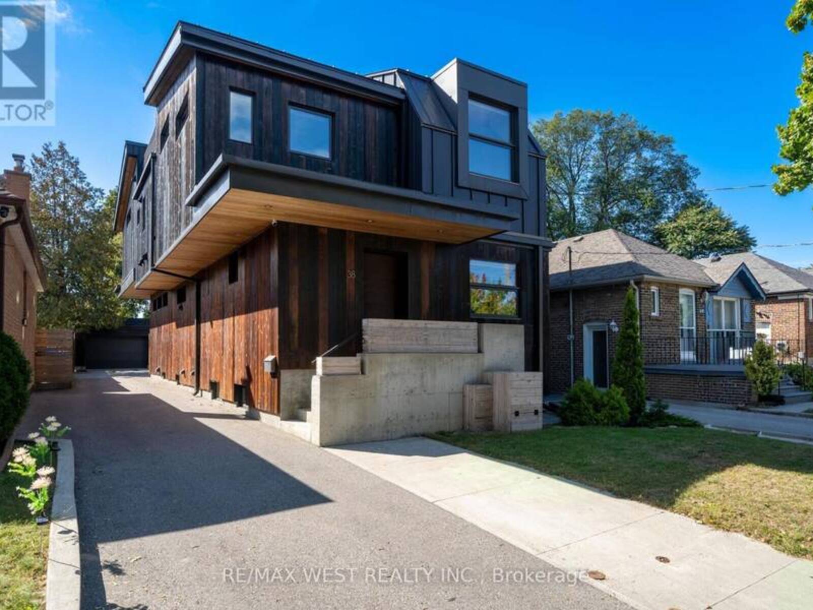 38 SMITHFIELD DRIVE, Toronto, Ontario M8Y 3M2