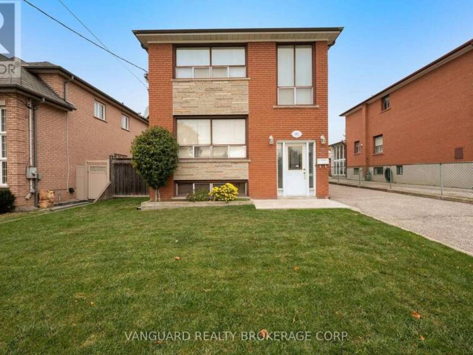 182 RUSTIC ROAD, Toronto, Ontario M6L 1W1