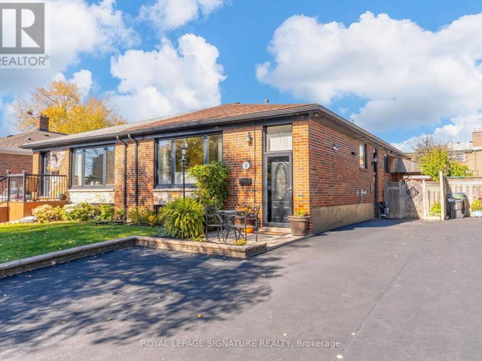 22 PAINSWICK CRESCENT, Toronto, Ontario M2J 3M6