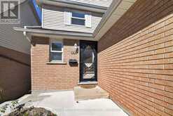 122 MOSS PLACE | Guelph Ontario | Slide Image Three