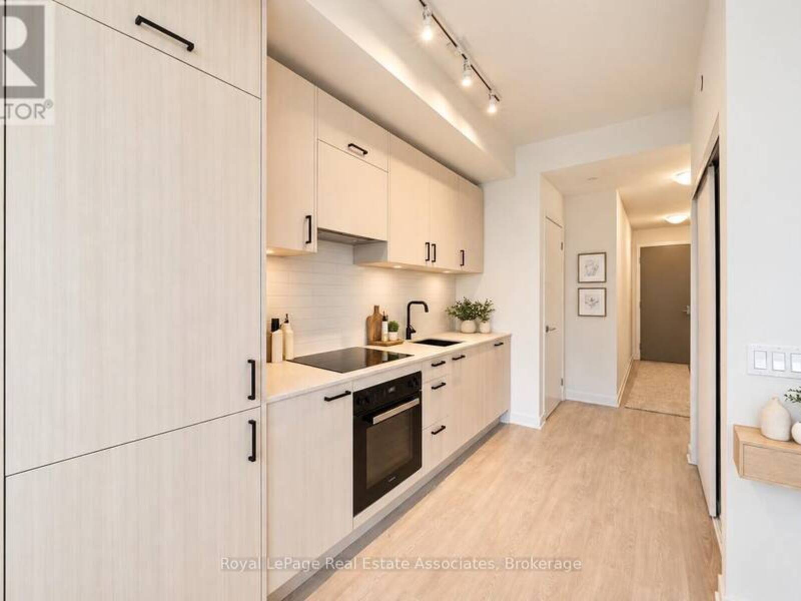 1004 - 1 QUARRINGTON LANE, Toronto, Ontario M3C 0S4