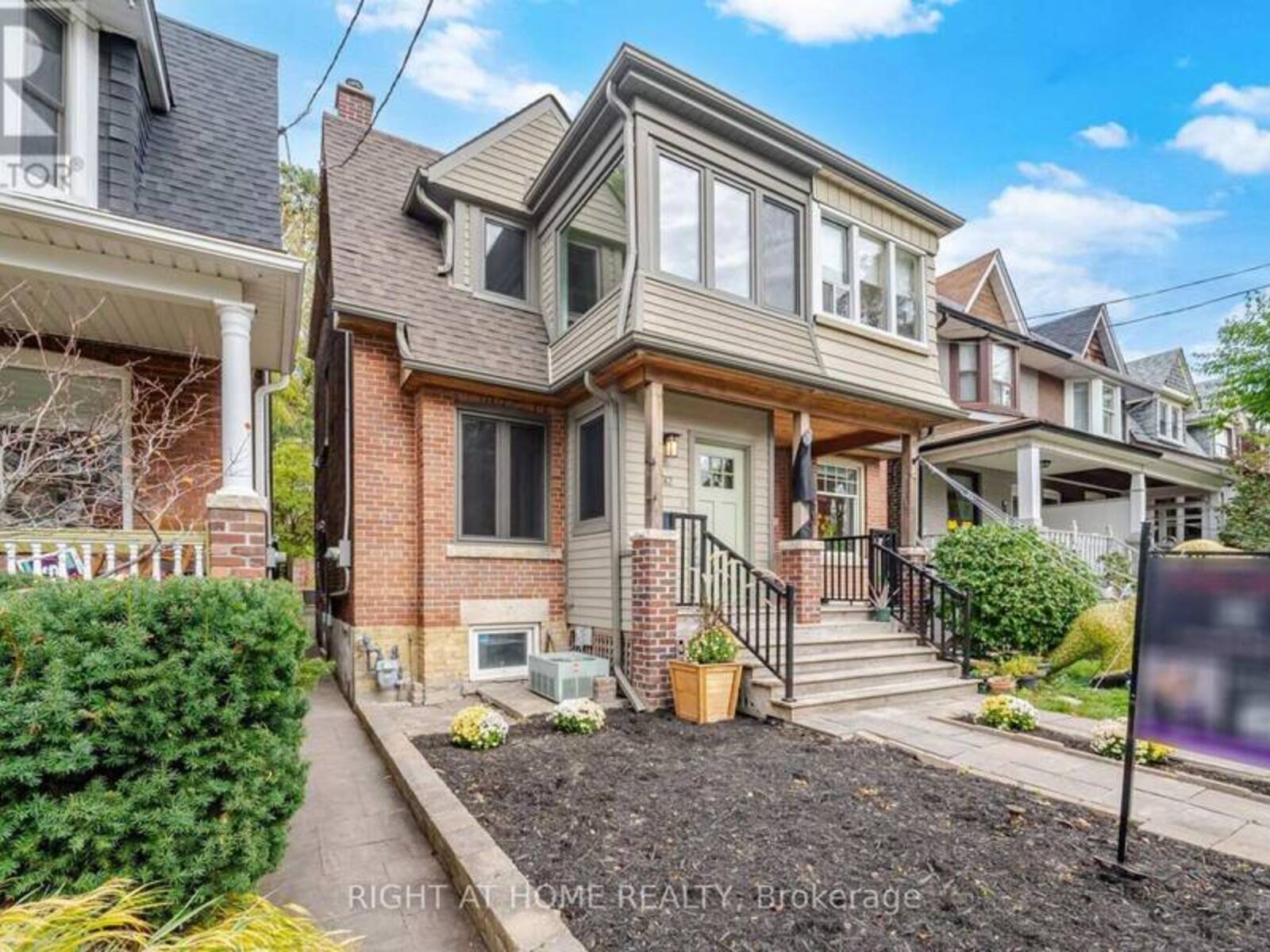 32 EASTMOUNT AVENUE, Toronto, Ontario M4K 1V1