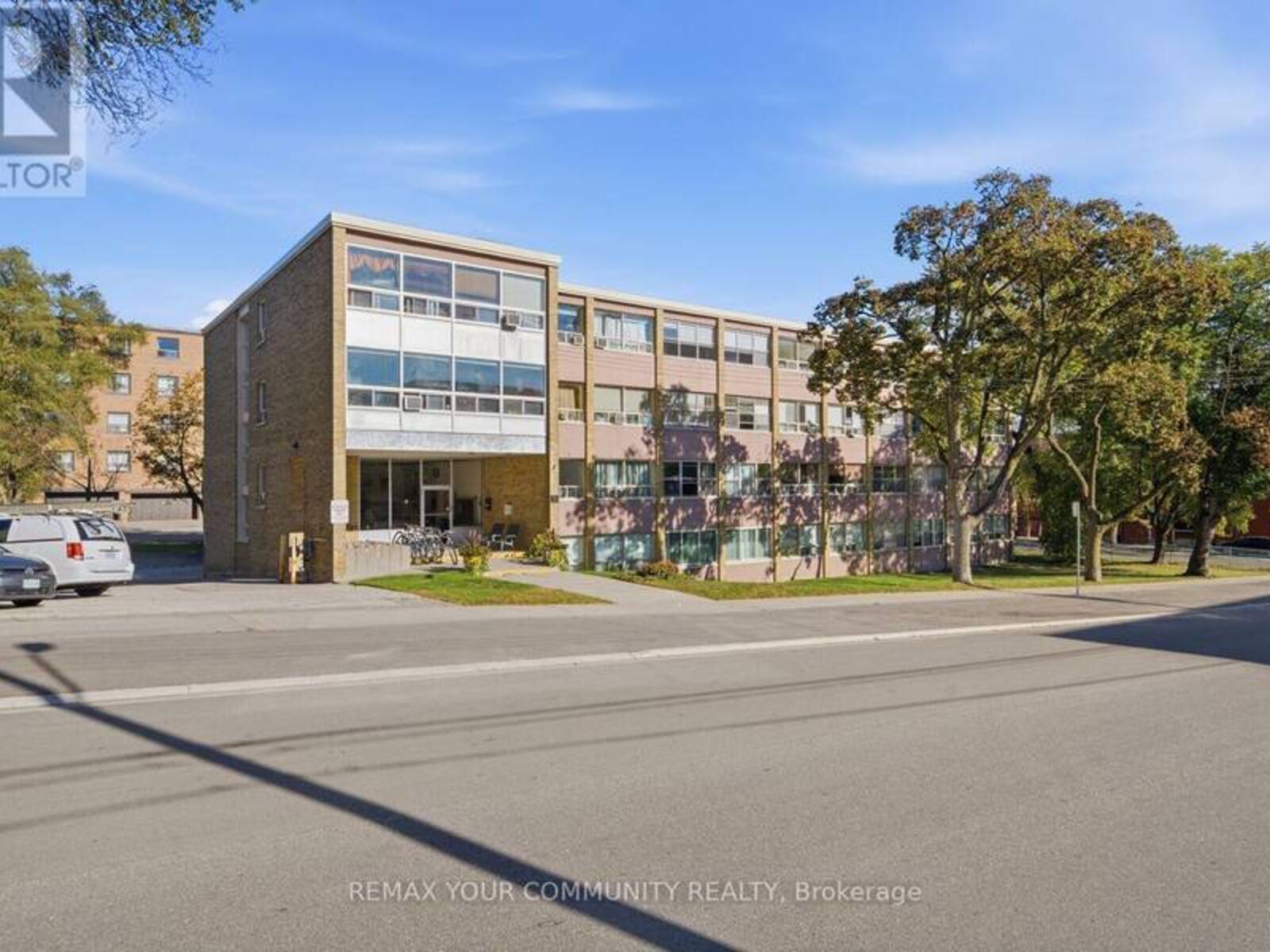 12 - 8 KINSDALE BOULEVARD, Toronto, Ontario M8Y 1T9