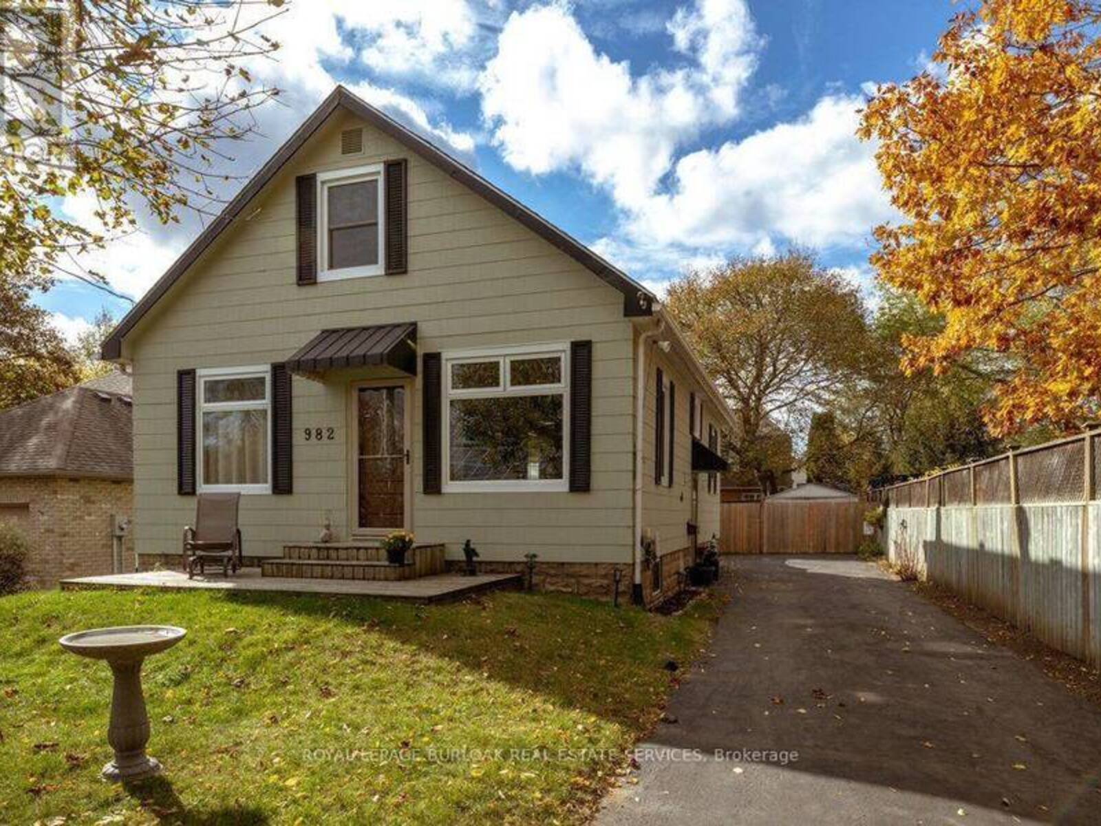 982 PARKHILL AVENUE, Burlington, Ontario L7T 1T8