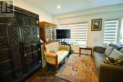 11 - 190 HARDING BOULEVARD W | Richmond Hill Ontario | Slide Image Four