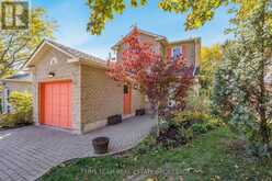 46 MOORCREST DRIVE | Aurora Ontario | Slide Image Three