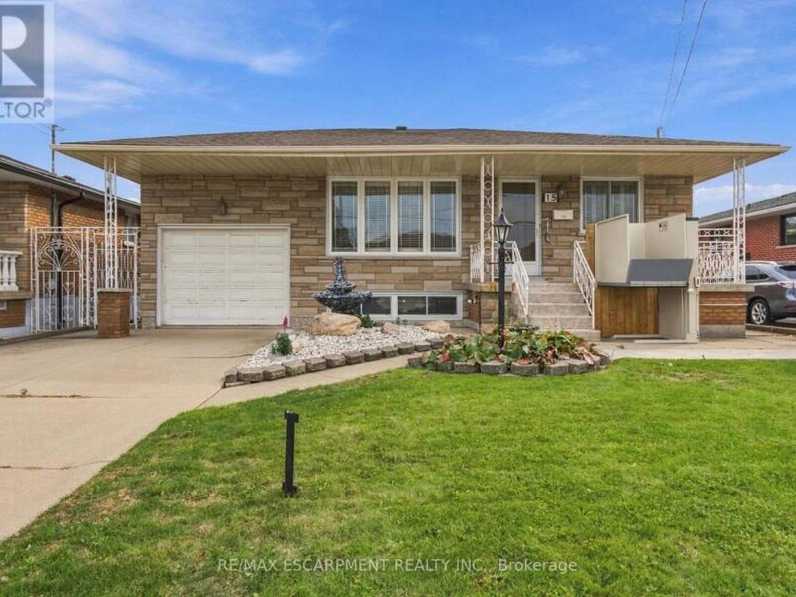 15 FLORA DRIVE, Hamilton, Ontario L8G 3Y9