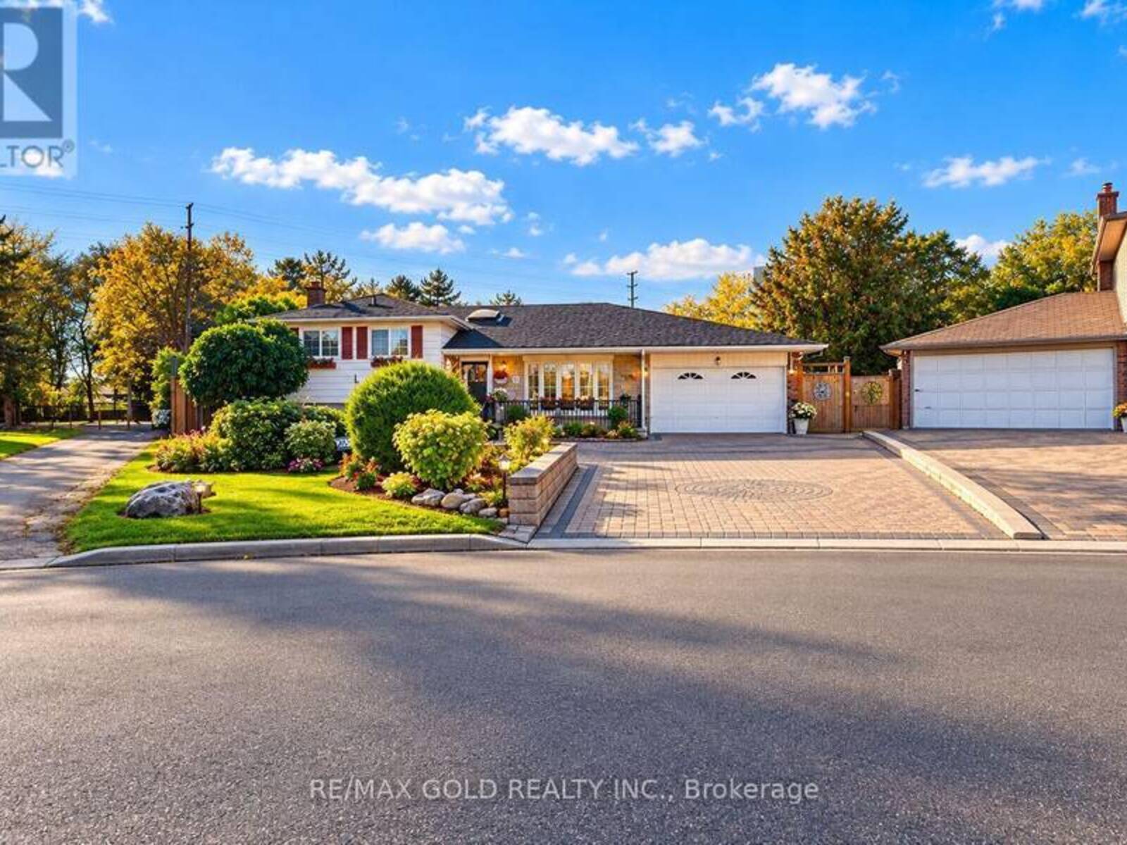 8 EASTON PLACE, Brampton, Ontario L6T 2A7