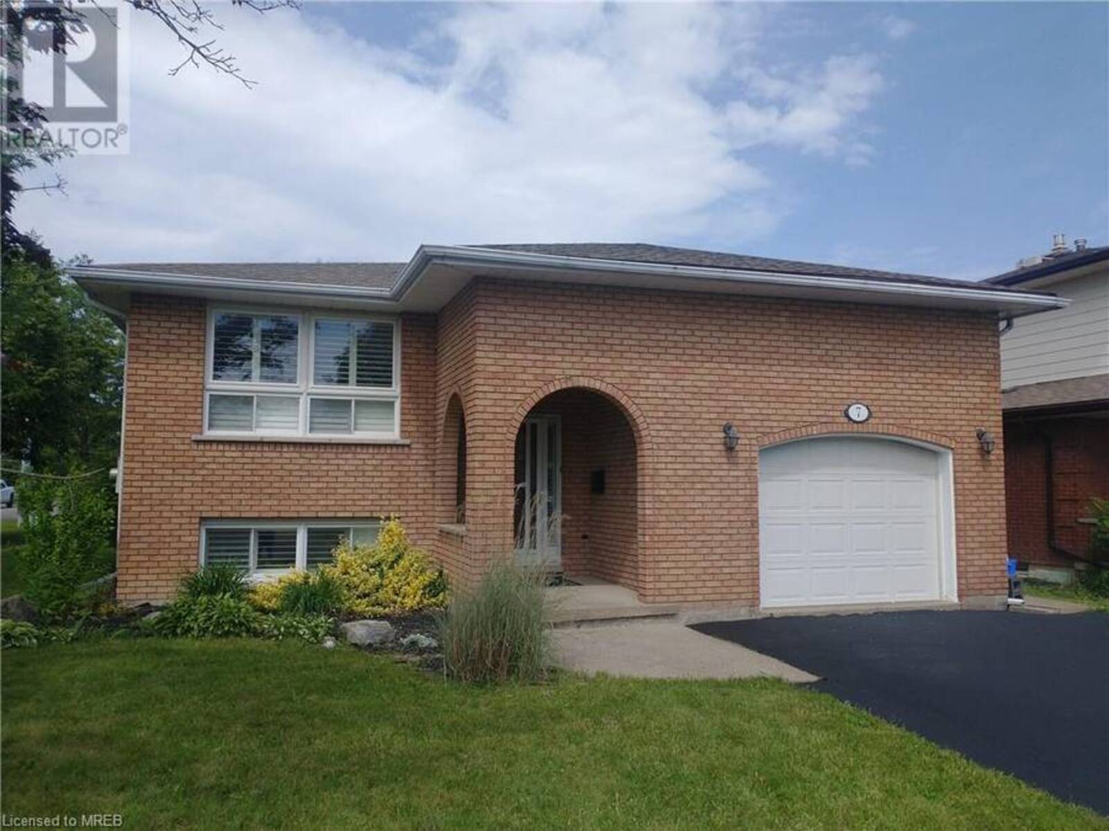 7 CANORA Court, Welland, Ontario L3C 6H7