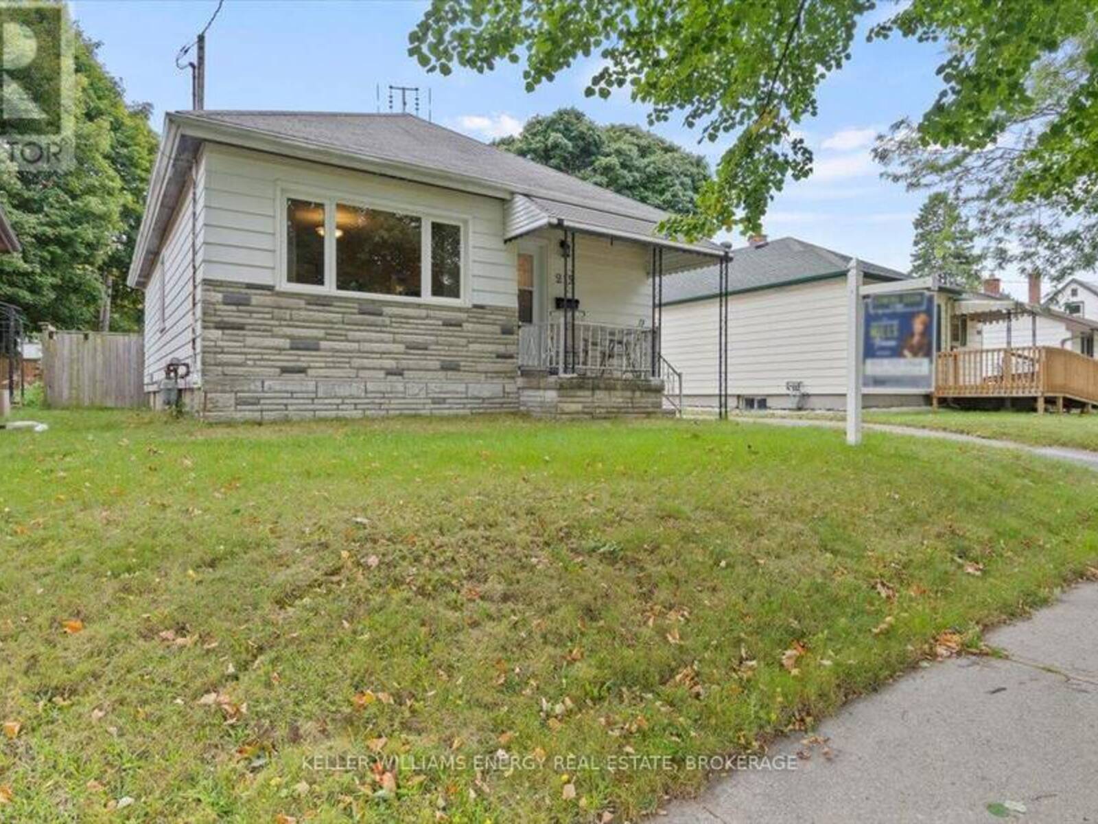 215 GREENWOOD AVENUE, Oshawa, Ontario L1J 1W7