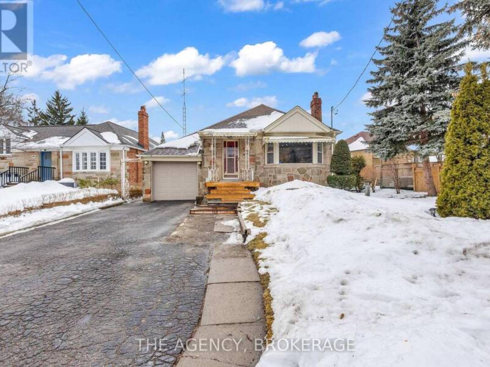 229 RIDLEY BOULEVARD, Toronto, Ontario M5M 3M5