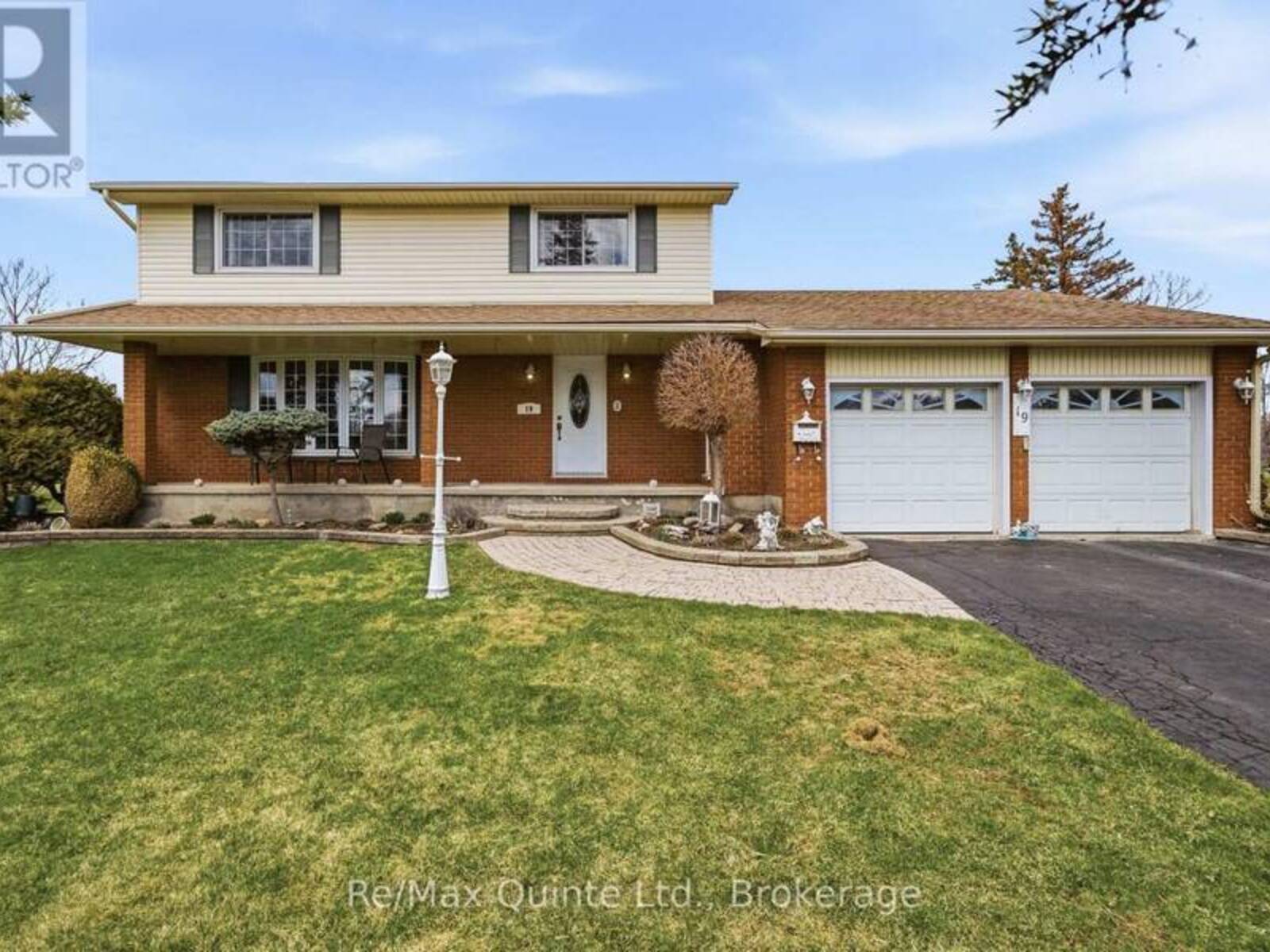 19 COUNTRY CLUB DRIVE, Quinte West, Ontario K8R 1B4