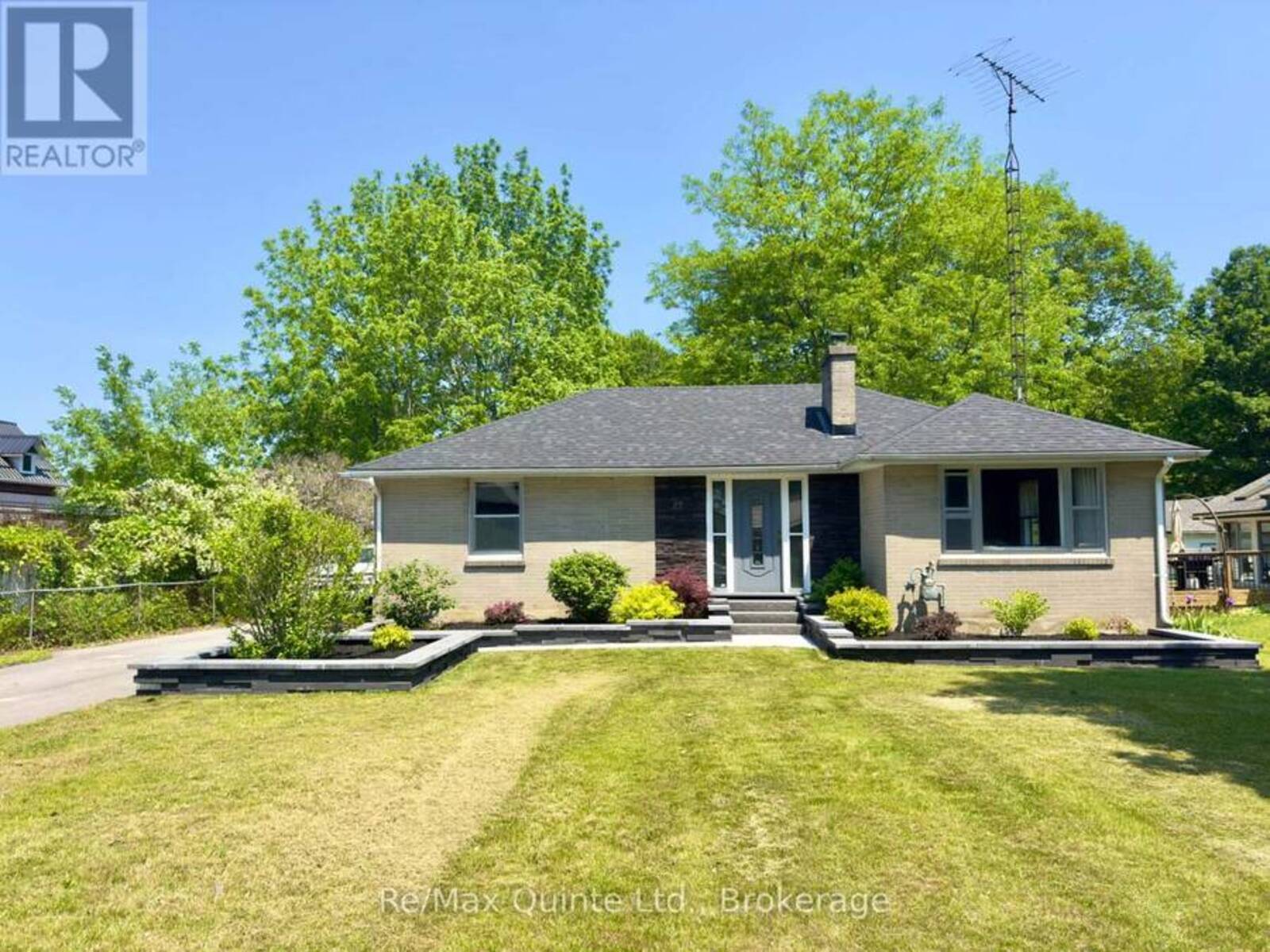 27 CENTRE STREET, Brighton, Ontario K0K 1H0