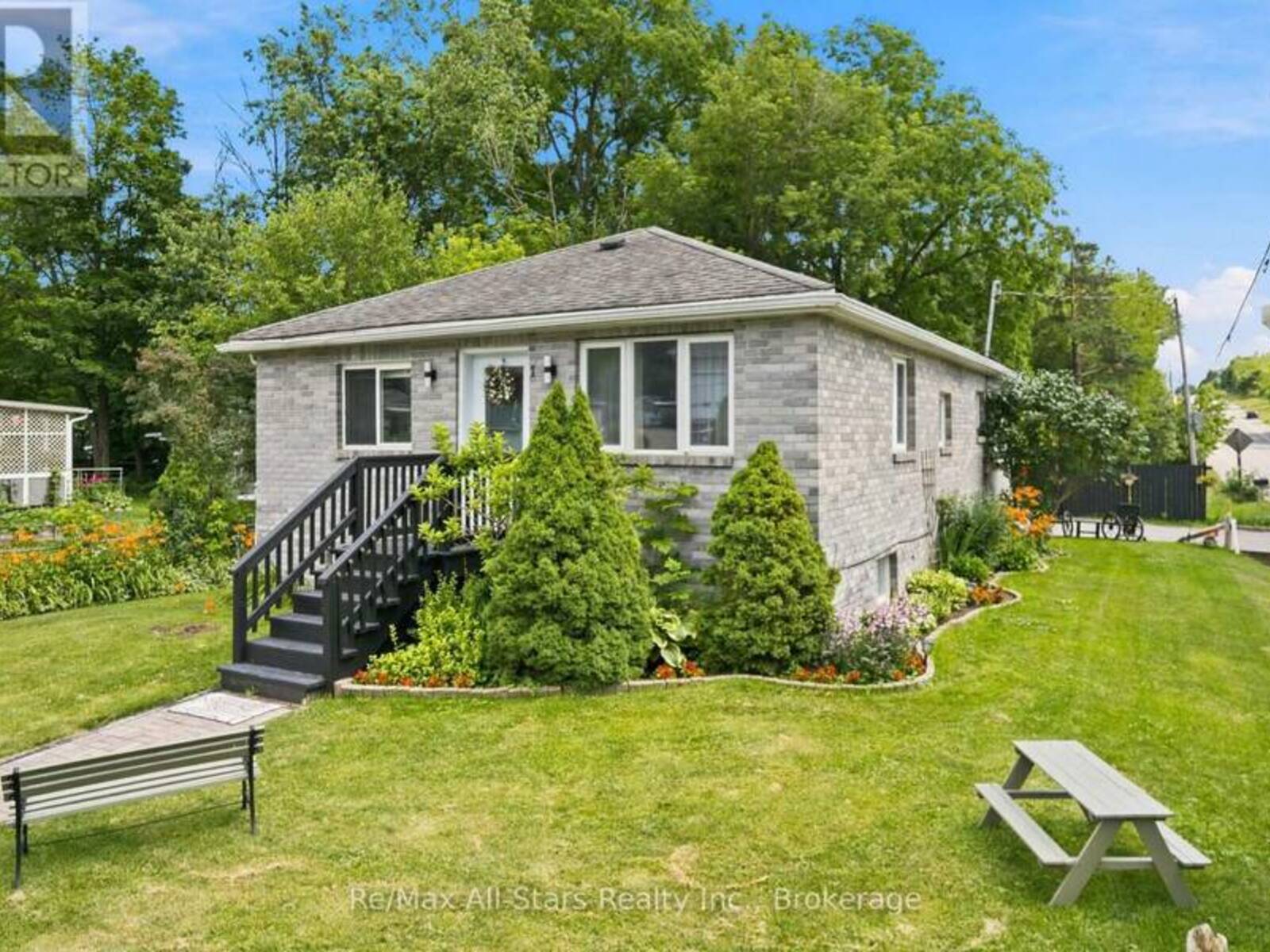1 MAPLE GROVE STREET, Whitchurch-Stouffville, Ontario L4A 7X3