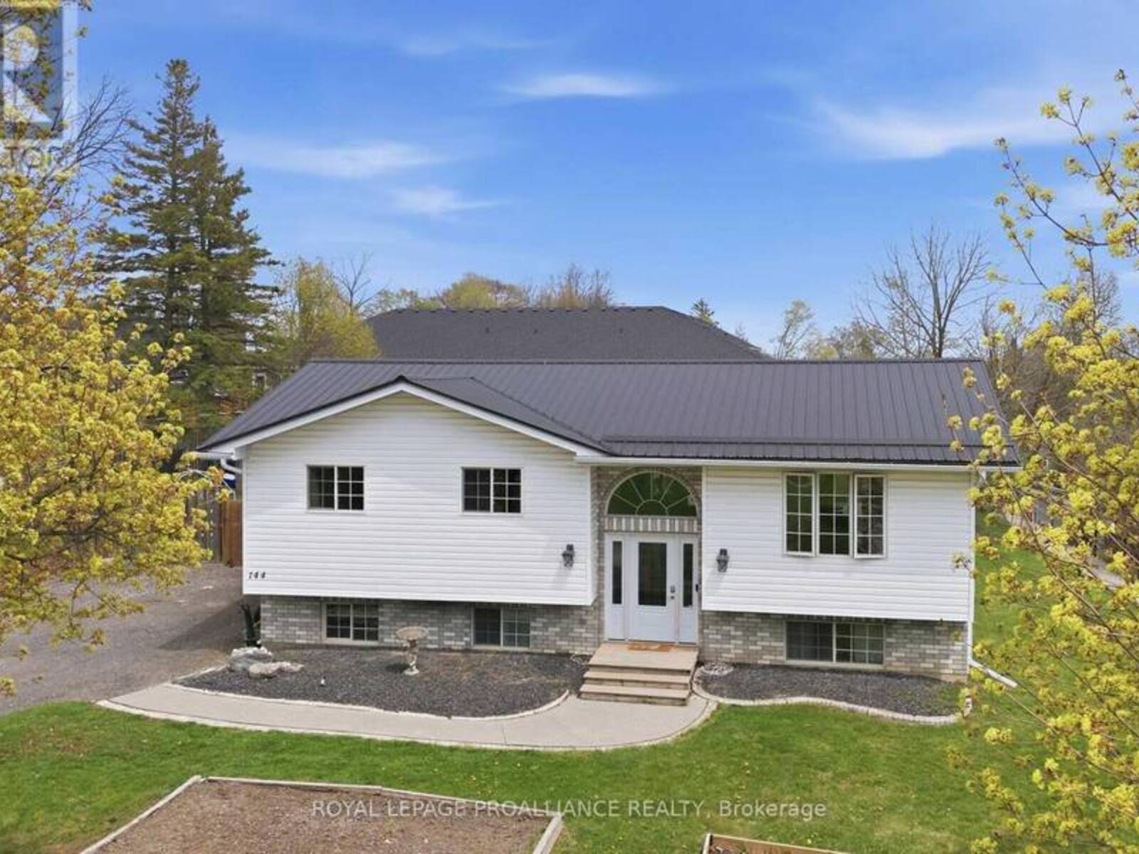 144 CENTRE STREET, Deseronto, Ontario K0K 1X0