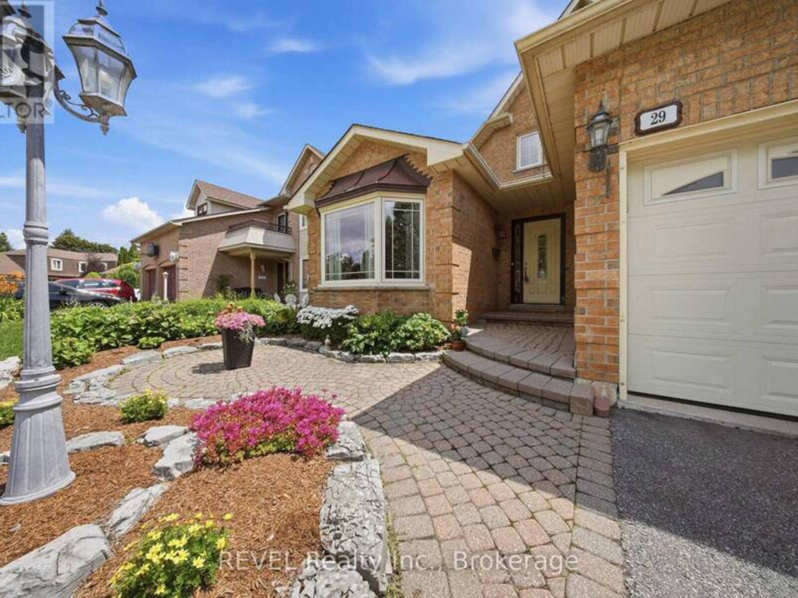 29 STRATTON CRESCENT, Whitby, Ontario L1R 1V4