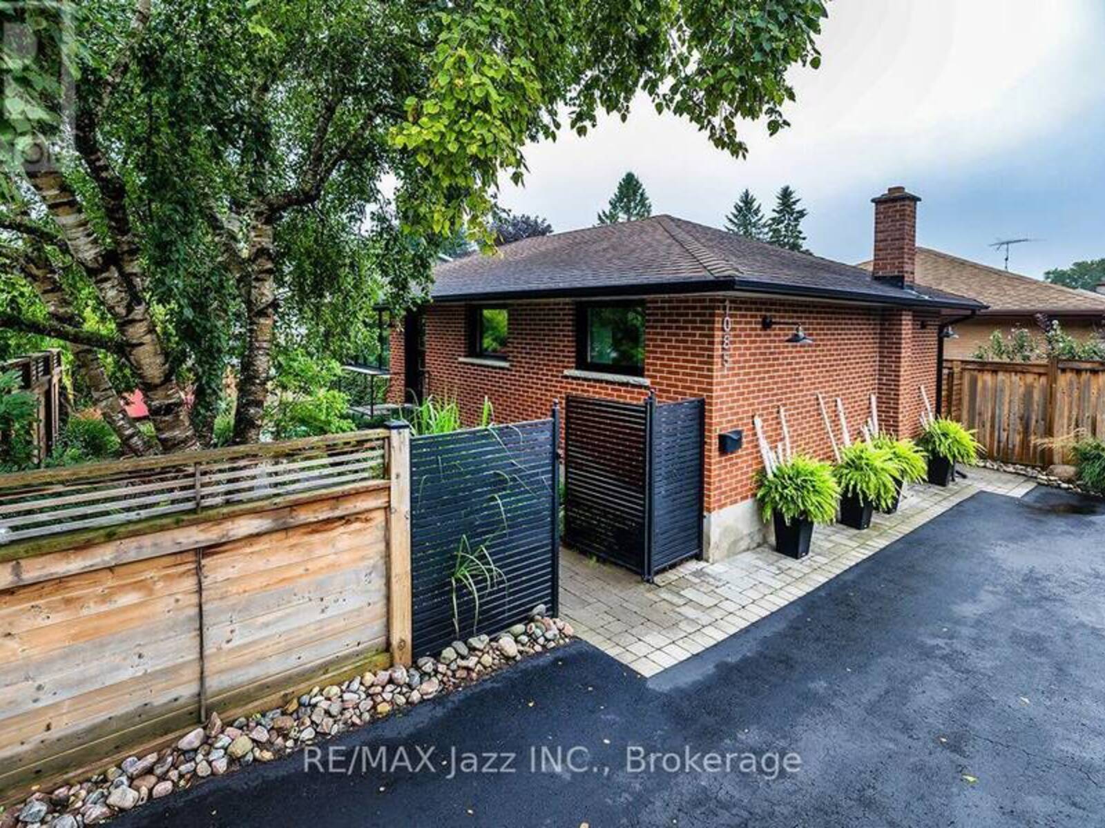 1085 WILLOWDALE AVENUE, Oshawa, Ontario L1H 1W7